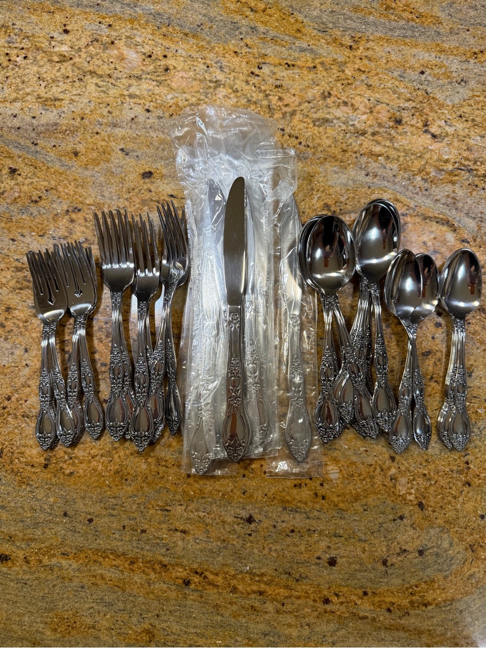 ONEIDA WM A ROGERS DELUXE STAINLESS HUNTINGTON PATTERN SET FOR 9. UNUSED